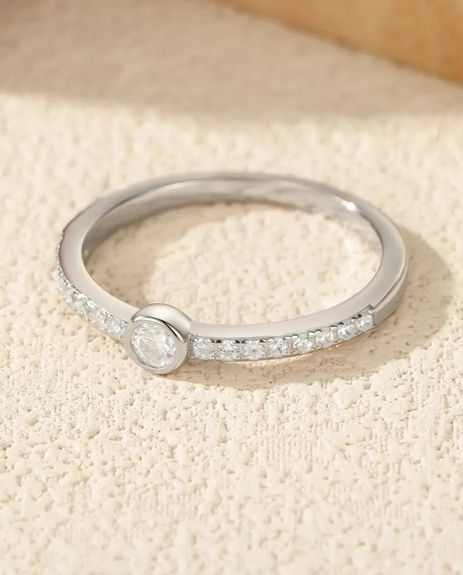 Bague Moissanite – Solitaire Rond 0,1 Carat Couleur D Serti Clos, Argent 925, Bague Fine Empilable pour Femme