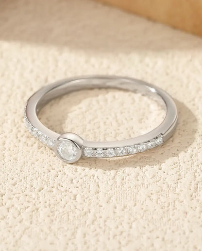 Bague Moissanite – Solitaire Rond 0,1 Carat Couleur D Serti Clos, Argent 925, Bague Fine Empilable pour Femme