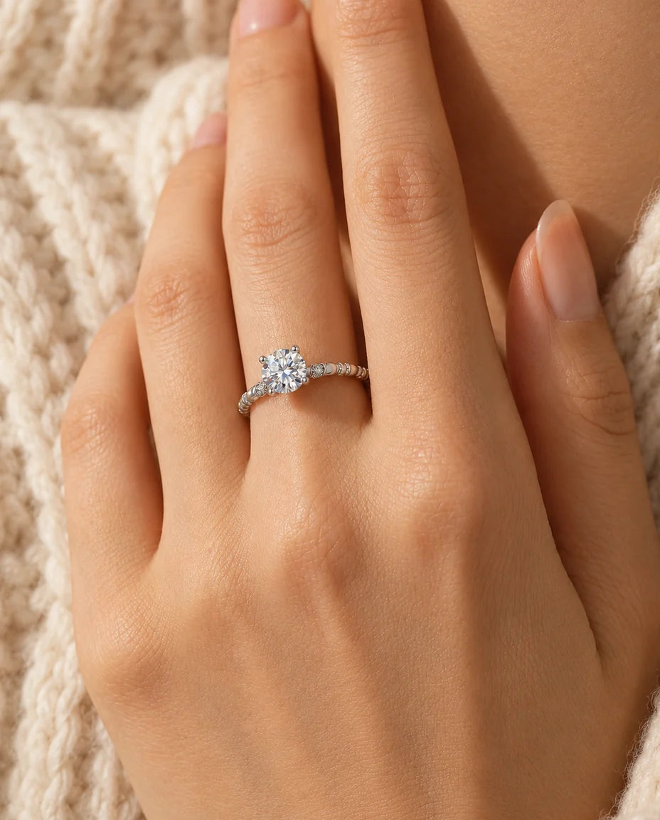 Bague Moissanite - portée à la main