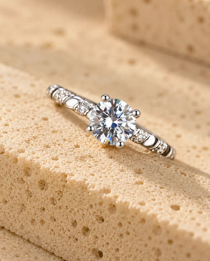 Bague Moissanite - gros plan de la pierre