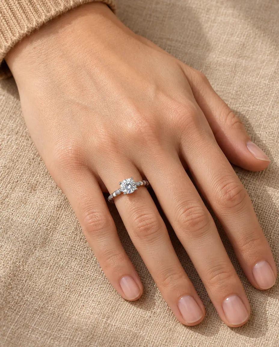 Bague Moissanite - portée à la main, gros plan