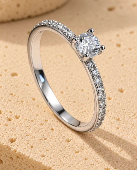 Bague Moissanite - présentée sur un bloc de travertin