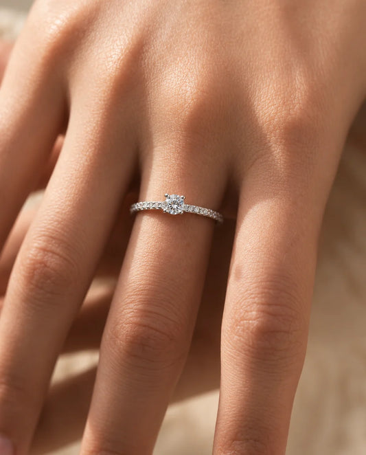 Bague Moissanite - portée à la main