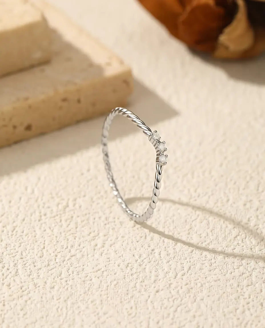 Bague moissanite torsadée – trois pierres couleur D sur un anneau torsadé de 1 mm, argent 925, tailles 5-9