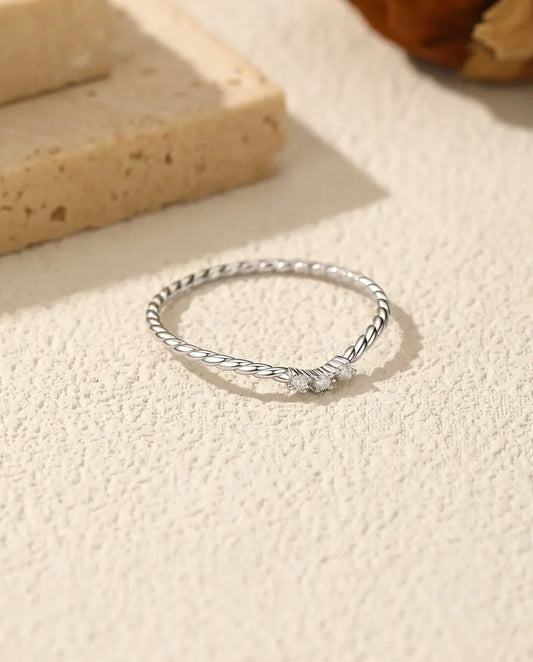 Bague moissanite torsadée – trois pierres couleur D sur un anneau torsadé de 1 mm, argent 925, tailles 5-9
