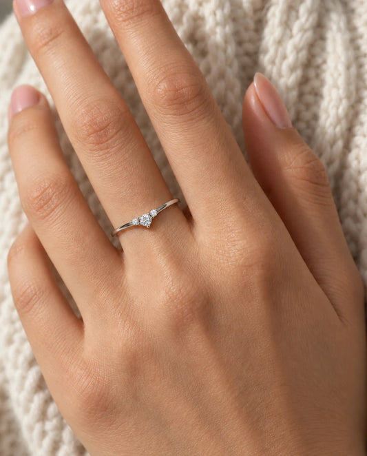 Bague Moissanite - portée à la main
