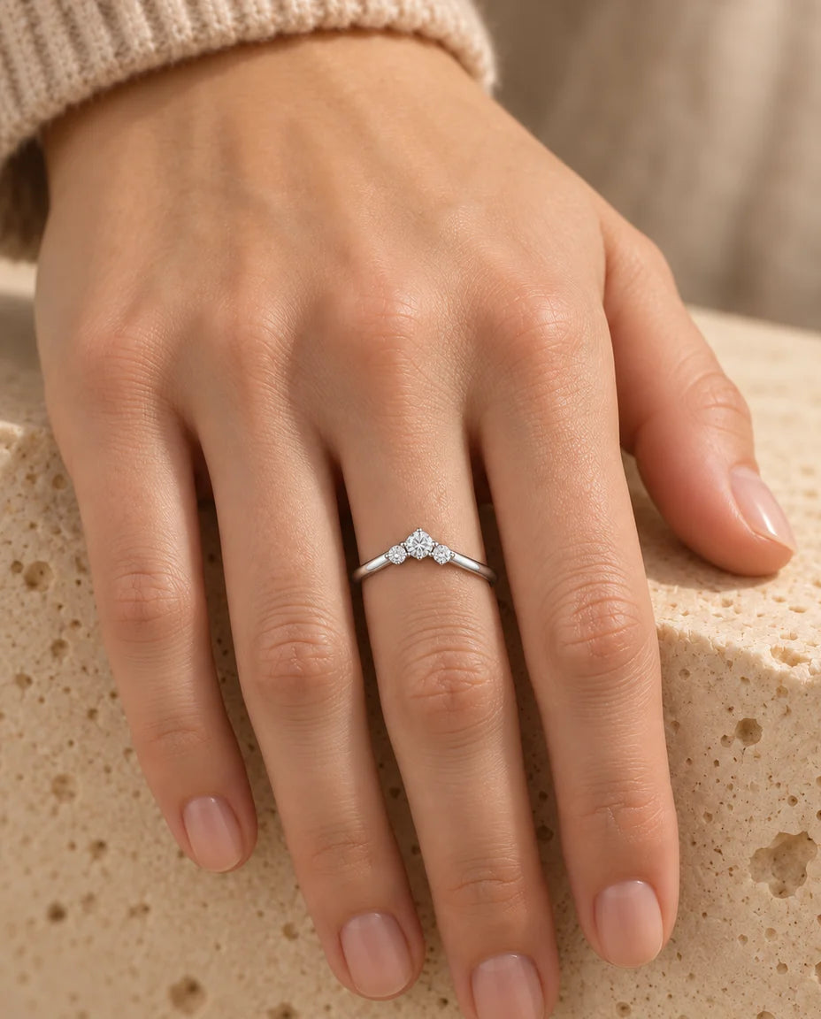 Bague Moissanite - portée à la main, gros plan
