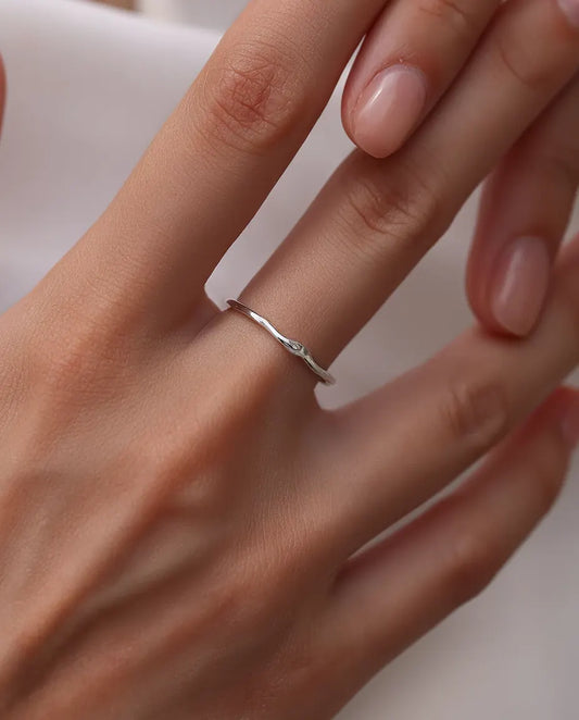 Bague Ondulée Empilable en Argent 925 - portée au doigt par un mannequin, gros plan
