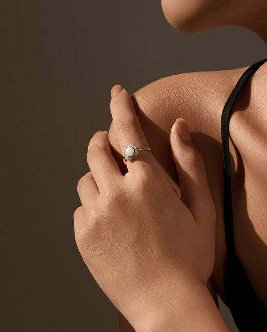 Bague Opale Halo en Argent 925 - portée sur une main posée sur l’épaule
