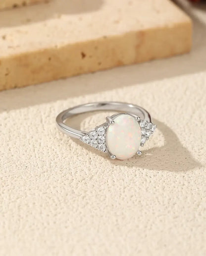 Bague Opale Ovale pour Femme - Opale blanche 7 x 9 mm et épaules pavées de zircons, argent 925, tailles 5 à 9