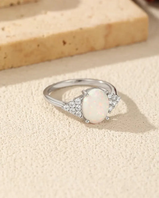 Bague Opale Ovale pour Femme - Opale blanche 7 x 9 mm et épaules pavées de zircons, argent 925, tailles 5 à 9
