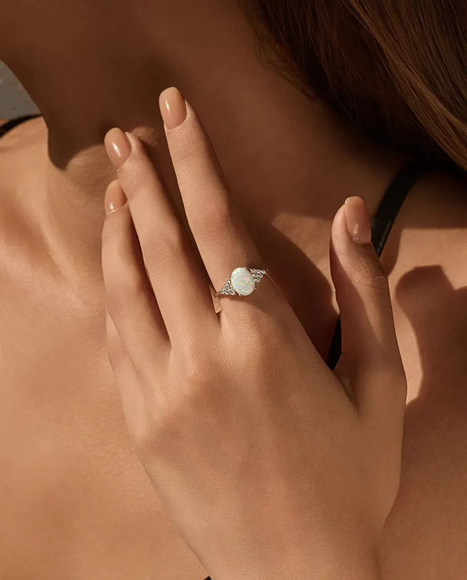 Bague Opale Ovale pour Femme - Opale blanche 7 x 9 mm et épaules pavées de zircons, argent 925, tailles 5 à 9