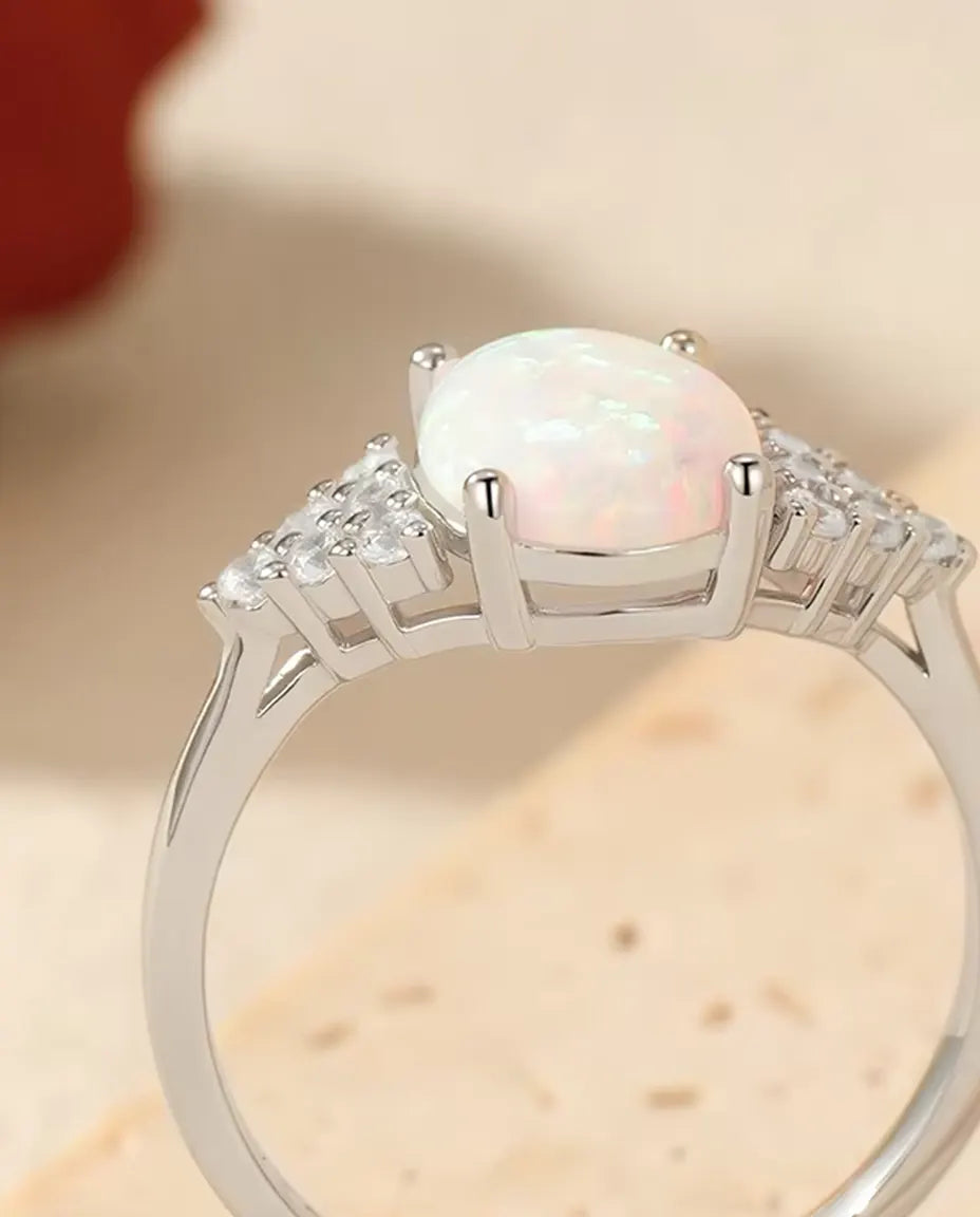 Bague Opale Ovale pour Femme - Opale blanche 7 x 9 mm et épaules pavées de zircons, argent 925, tailles 5 à 9