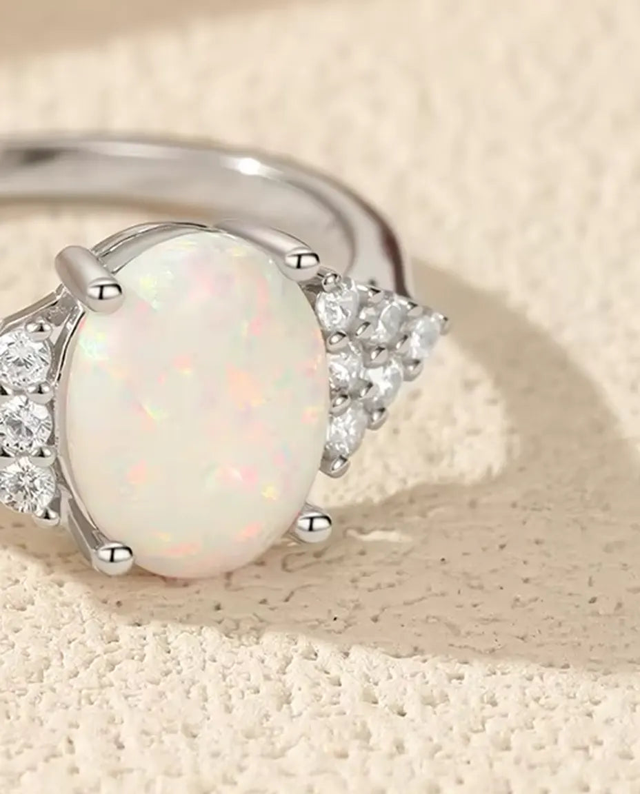 Bague Opale Ovale pour Femme - Opale blanche 7 x 9 mm et épaules pavées de zircons, argent 925, tailles 5 à 9