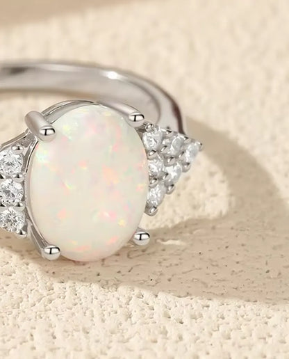 Bague Opale Ovale pour Femme - Opale blanche 7 x 9 mm et épaules pavées de zircons, argent 925, tailles 5 à 9