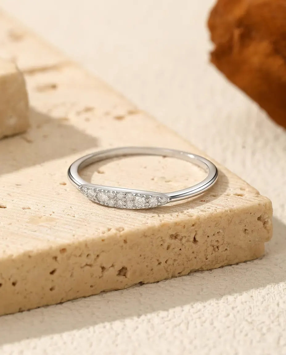 Bague Pavée Effilée en Moissanite - douze pierres couleur D / VVS1 sur 12 mm, argent 925, tailles 5 à 9