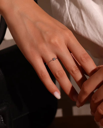 Bague Solitaire Moissanite Fine en Argent 925 - portée au doigt par un mannequin, gros plan