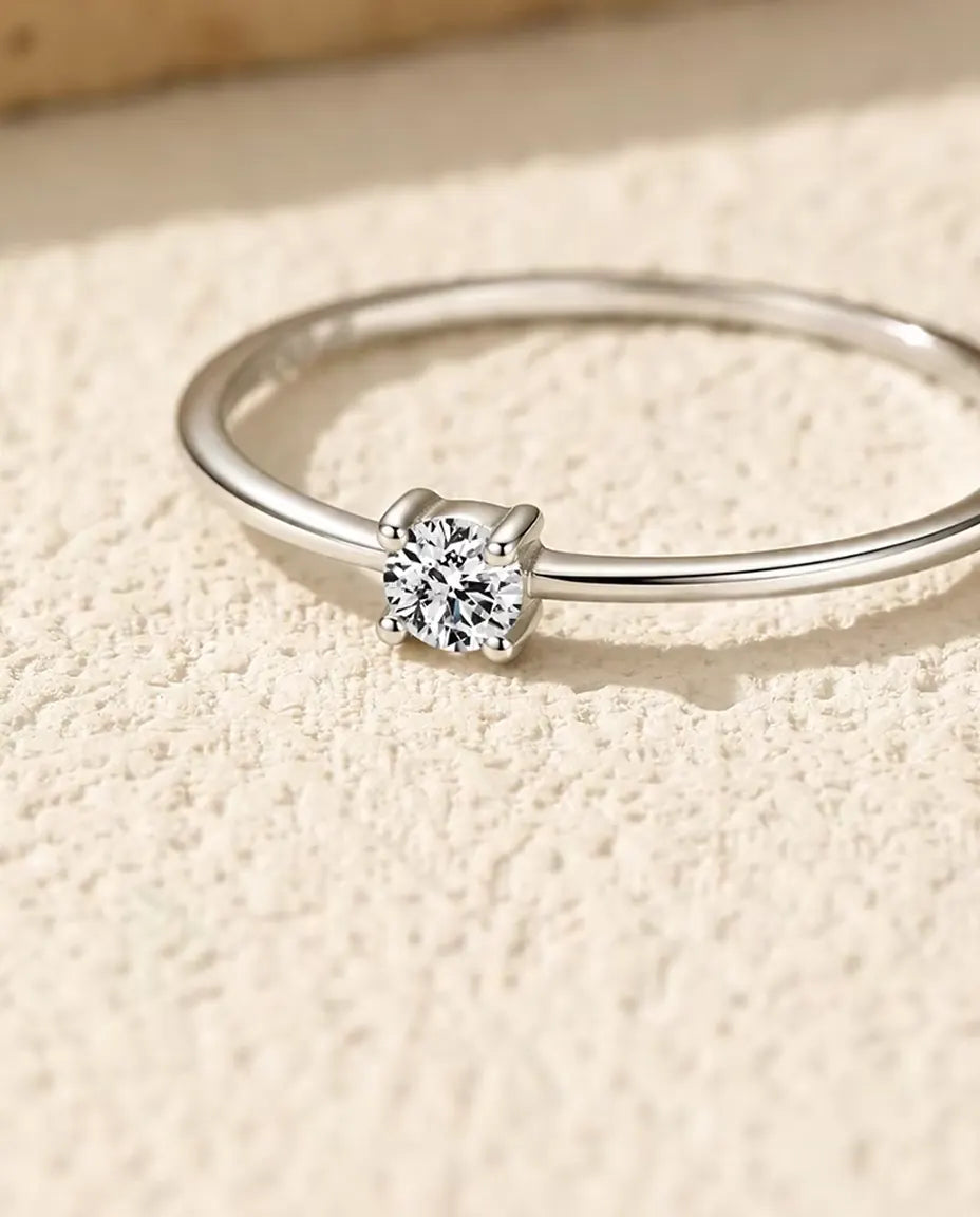 Bague Solitaire Moissanite Fine en Argent 925 - gros plan sur la moissanite sertie quatre griffes