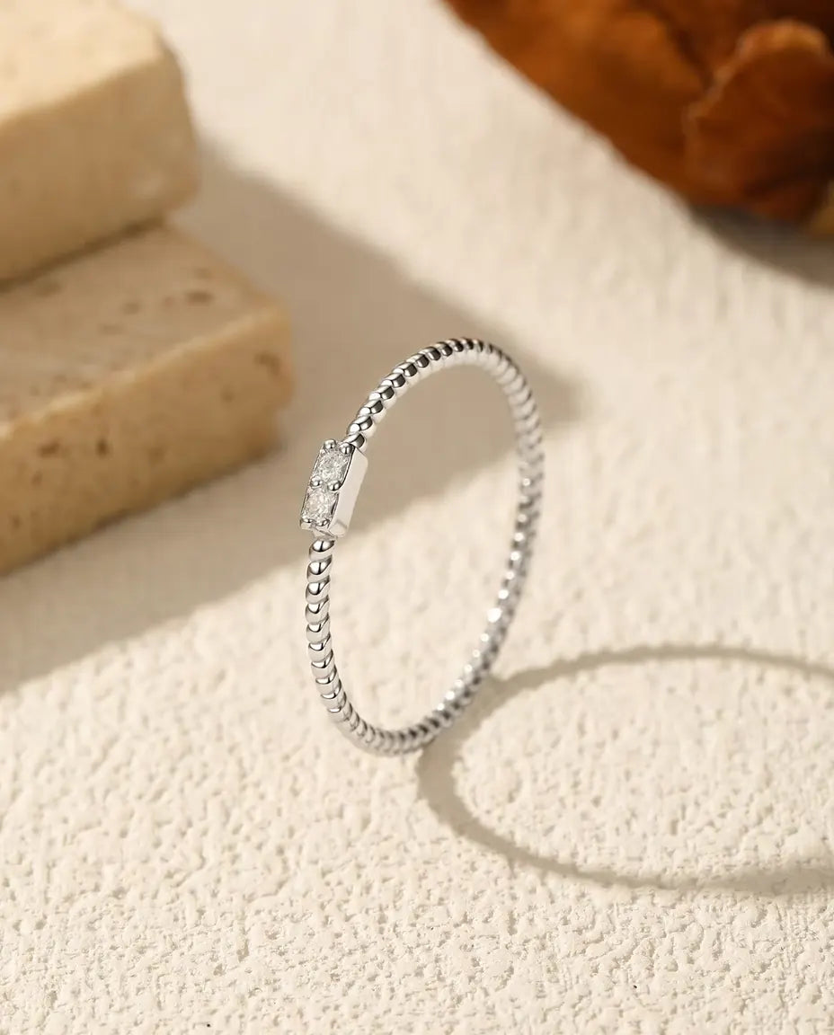 Bague Torsadée en Moissanite - deux pierres de 1,5 mm couleur D / VVS1 sur une barrette de 4 mm, argent 925