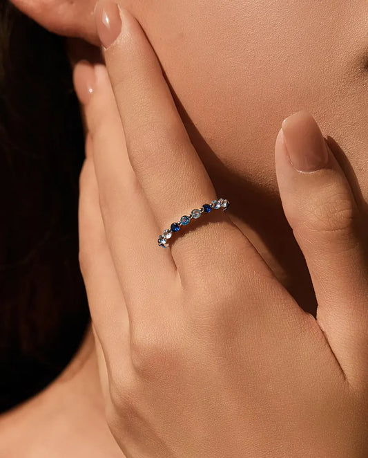 Bague Tour Complet Zircone Bleue en Argent 925 - portée par un mannequin