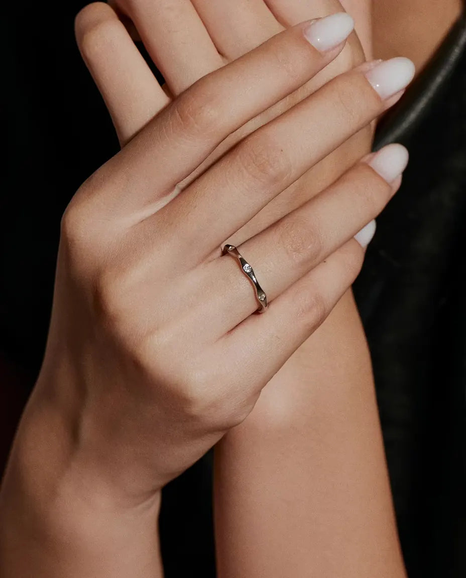Bague Moissanite Vague en Argent 925 - portée à la main par un mannequin