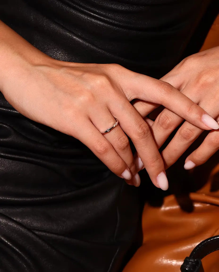 Bague Moissanite Vague en Argent 925 - portée par un mannequin, mains croisées