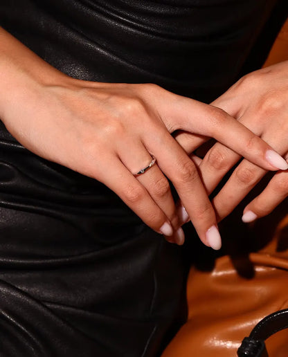 Bague Moissanite Vague en Argent 925 - portée par un mannequin, mains croisées