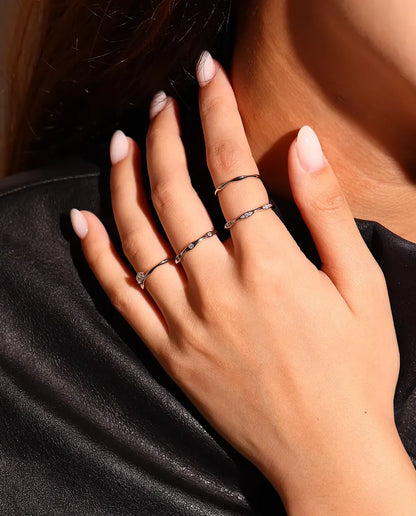 Bague Moissanite Vague en Argent 925 - portée sur une main posée sur l’épaule