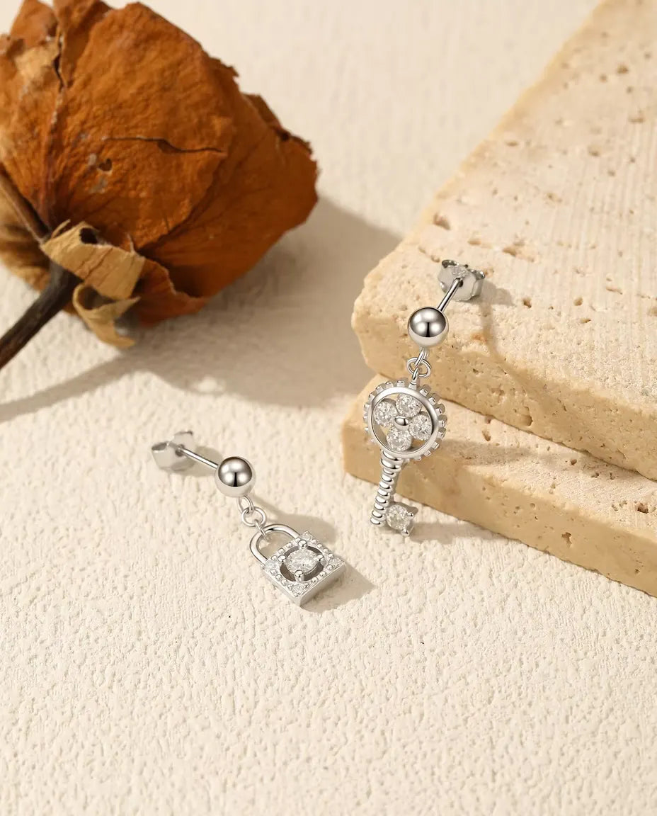Boucles d'Oreilles Clé et Cadenas – paire dépareillée en argent 925 avec moissanite, 15,5 mm et 10 mm