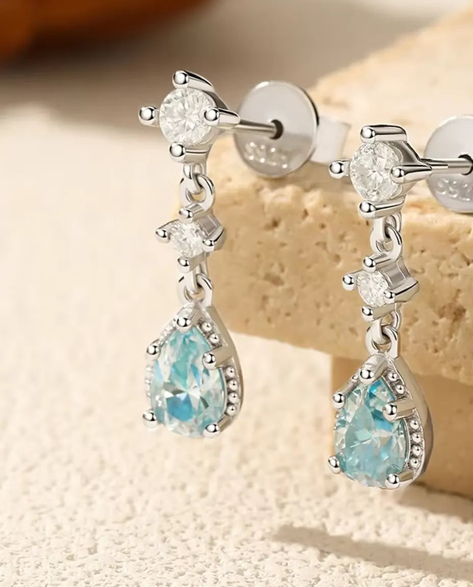 Boucles d'Oreilles Moissanite Bleu Aqua - une poire de 0,50 ct 4 x 6 mm par boucle avec accents en zircon, argent 925, 18 mm