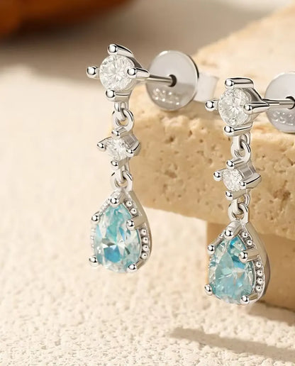 Boucles d'Oreilles Moissanite Bleu Aqua - une poire de 0,50 ct 4 x 6 mm par boucle avec accents en zircon, argent 925, 18 mm