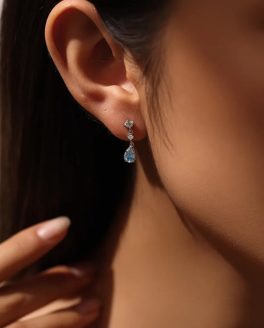 Boucles d'Oreilles Moissanite Bleu Aqua - une poire de 0,50 ct 4 x 6 mm par boucle avec accents en zircon, argent 925, 18 mm