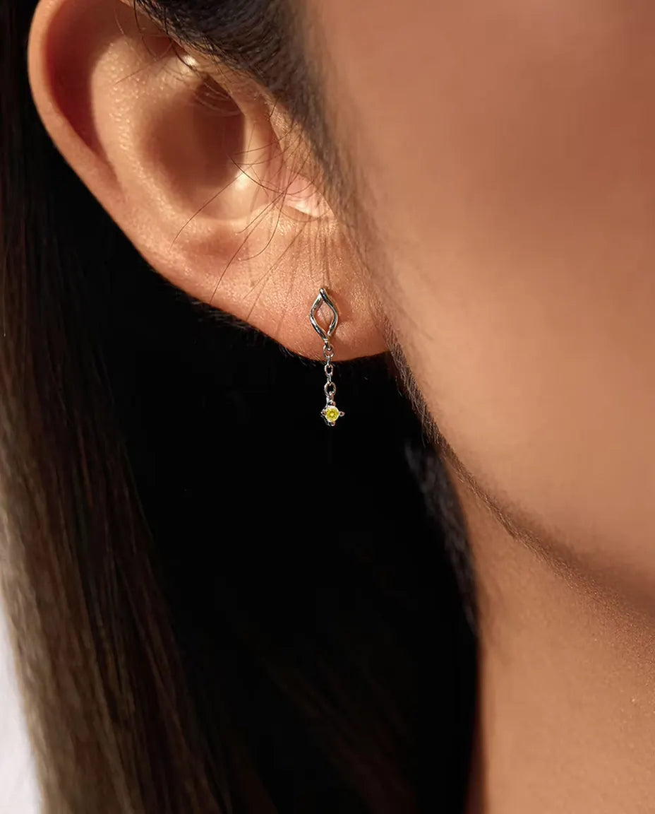 Boucles d'Oreilles Moissanite Jaune - pierres de 2 mm sur chaîne fine sous un clou marquise torsadé, argent 925