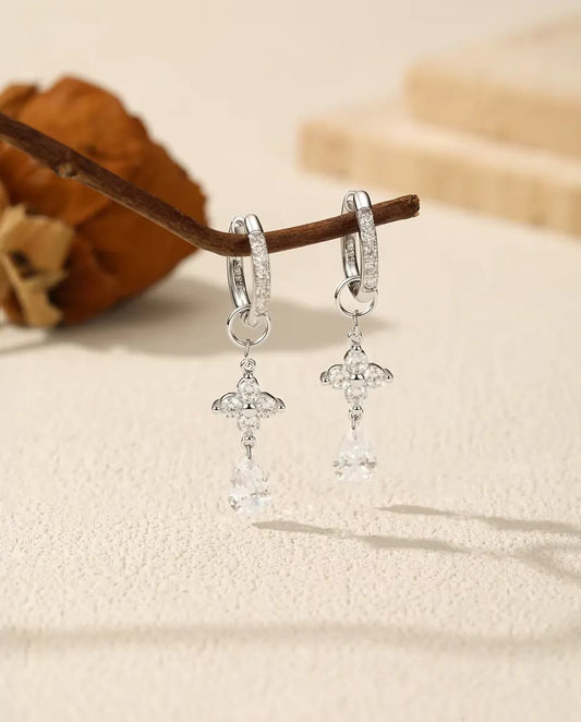 Boucles d'oreilles moissanite poire - une goutte de 0,80 ct par boucle sur maillons trèfle, créoles argent 925, 34 mm