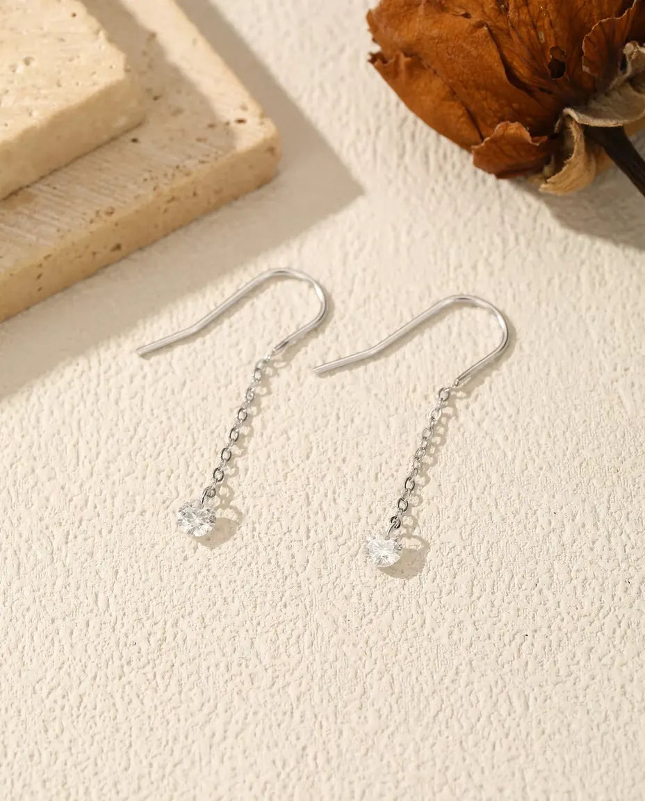 Boucles d'Oreilles Traversantes Moissanite - une pierre de 0,30 ct à 4 mm par boucle sur chaîne fine de 35 mm, argent 925