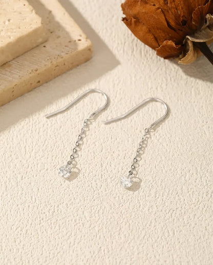 Boucles d'Oreilles Traversantes Moissanite - une pierre de 0,30 ct à 4 mm par boucle sur chaîne fine de 35 mm, argent 925
