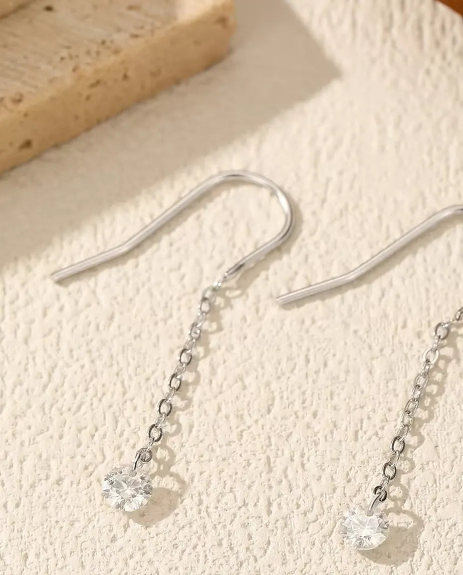 Boucles d'Oreilles Traversantes Moissanite - une pierre de 0,30 ct à 4 mm par boucle sur chaîne fine de 35 mm, argent 925