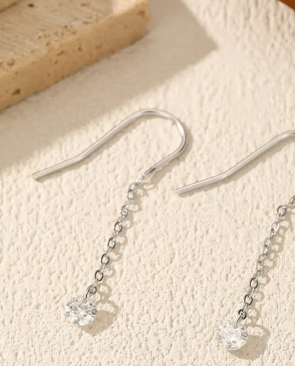 Boucles d'Oreilles Traversantes Moissanite - une pierre de 0,30 ct à 4 mm par boucle sur chaîne fine de 35 mm, argent 925