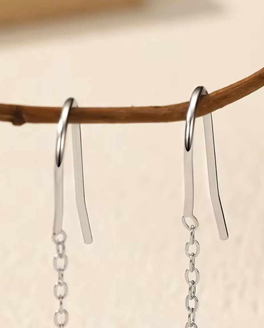 Boucles d'Oreilles Traversantes Moissanite - une pierre de 0,30 ct à 4 mm par boucle sur chaîne fine de 35 mm, argent 925