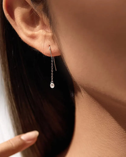 Boucles d'Oreilles Traversantes Moissanite - une pierre de 0,30 ct à 4 mm par boucle sur chaîne fine de 35 mm, argent 925