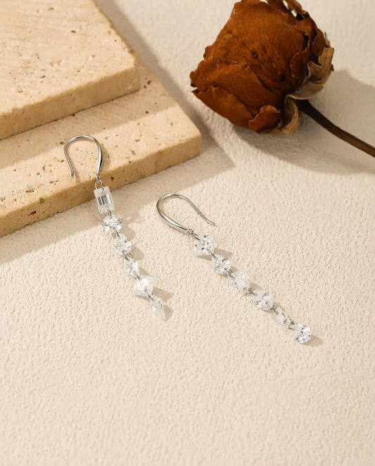 Boucles d'oreilles zircone asymétriques – six pierres par oreille en tailles mélangées, en argent 925