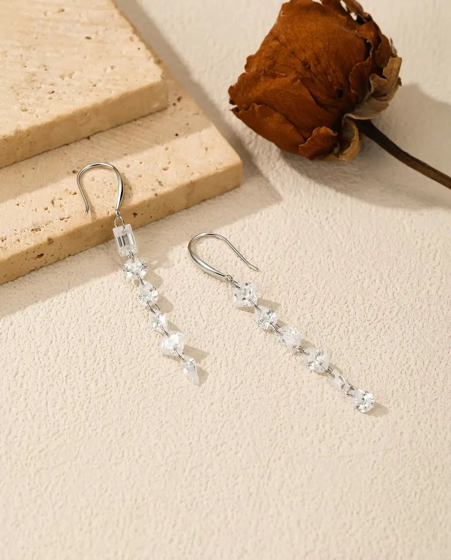 Boucles d'oreilles zircone asymétriques – six pierres par oreille en tailles mélangées, en argent 925