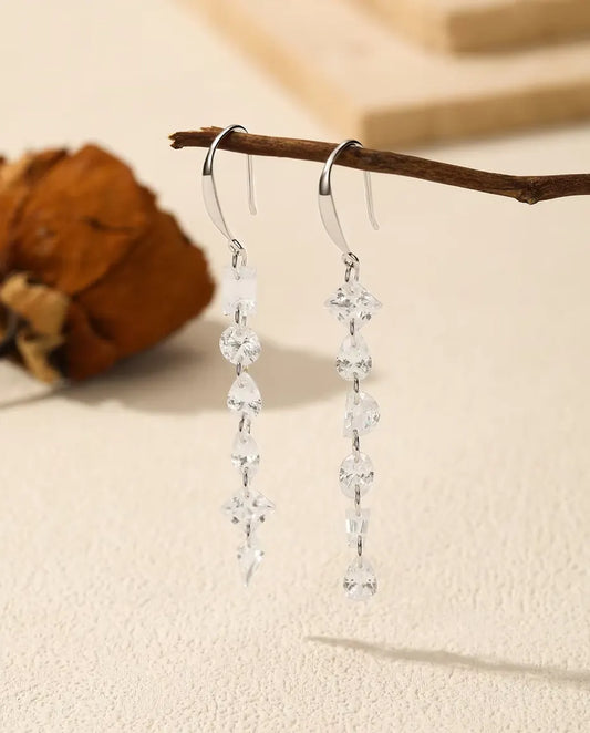 Boucles d'oreilles zircone asymétriques – six pierres par oreille en tailles mélangées, en argent 925