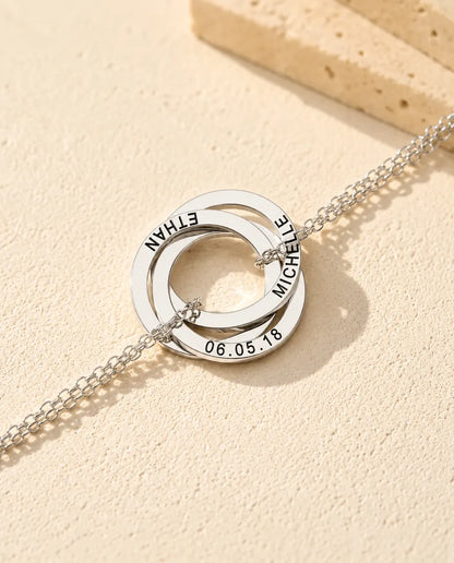 Bracelet Personnalisé Femme - gros plan des prénoms gravés et des pierres de naissance