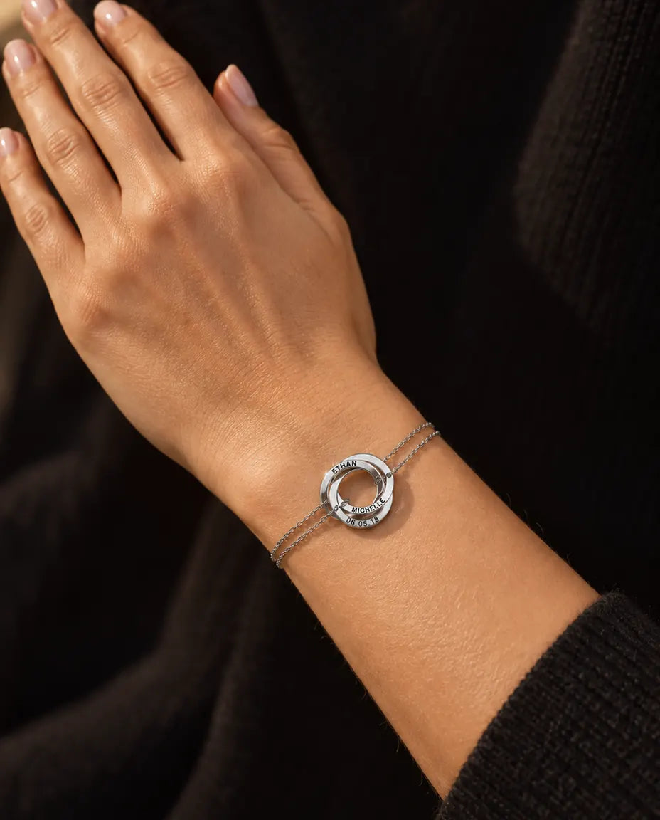 Bracelet Personnalisé Femme - porté au poignet, gros plan
