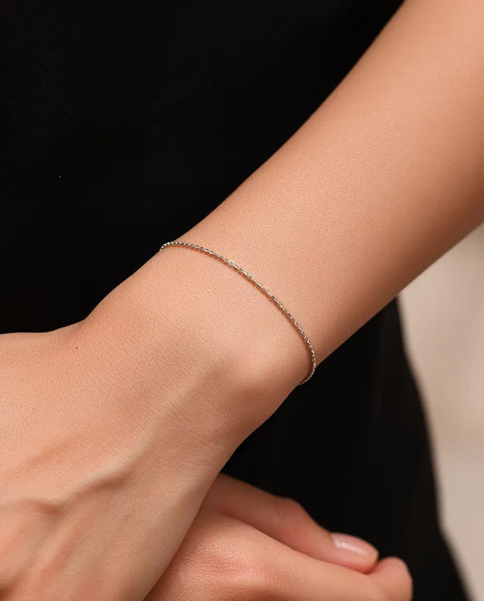 Bracelet Chaîne Diamantée en Argent 925 - porté au poignet, mains jointes