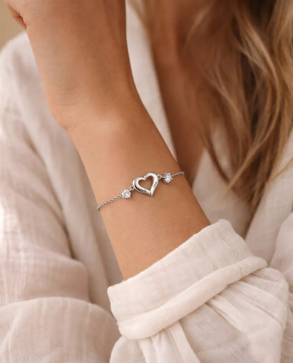 Bracelet Pierre de Naissance Personnalisé 2 Prénoms - cœur ouvert gravé et deux pierres, réglable, rhodié