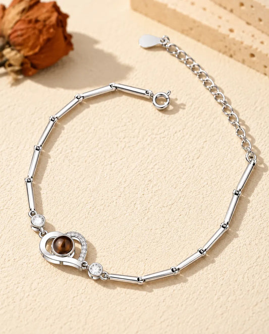 Bracelet cœur ouvert photo projection personnalisé argenté sur une fine chaîne bâtonnet