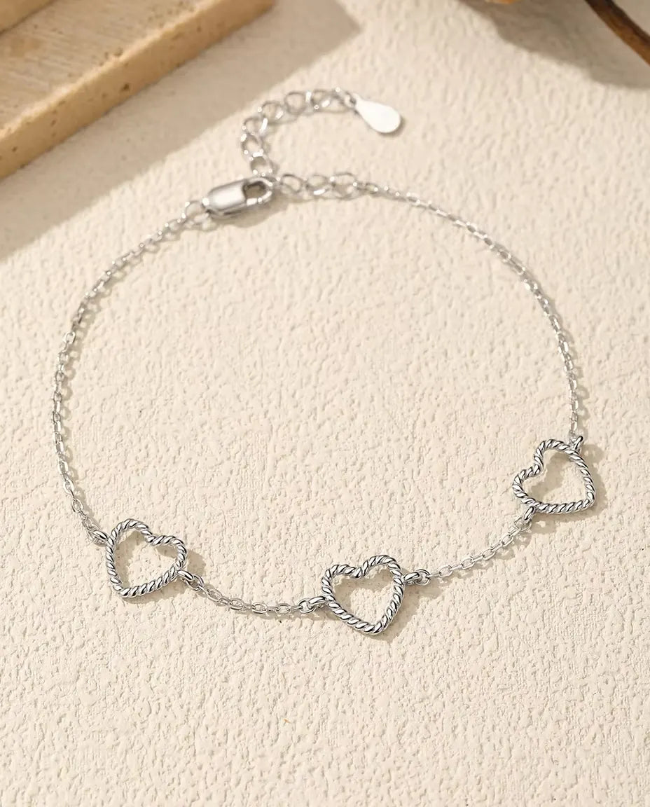 Bracelet Cœurs - trois cœurs ouverts de 8 mm en argent torsadé sur chaîne forçat en argent 925, 16 cm plus rallonge de 3 cm