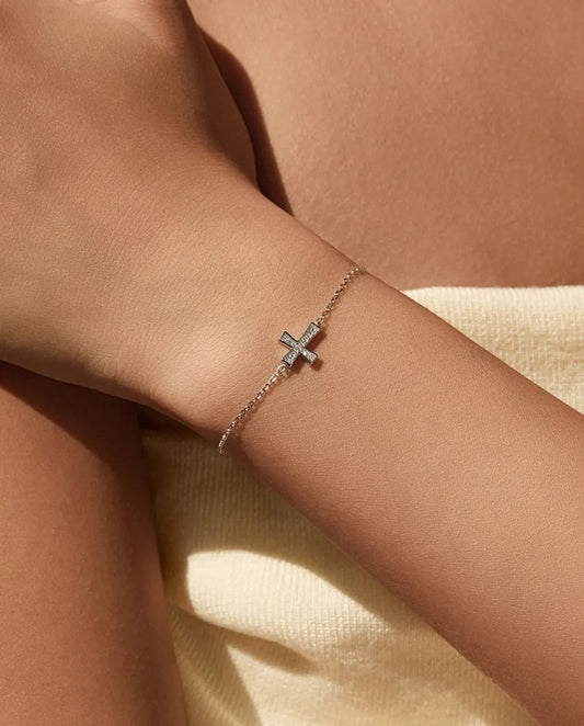 Bracelet croix moissanite – croix pavée de pierres couleur D en argent 925, chaîne à maillons réglable